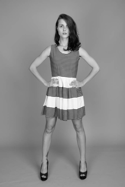 Studio girato di giovane bella donna in bianco e nero
 - Foto, immagini