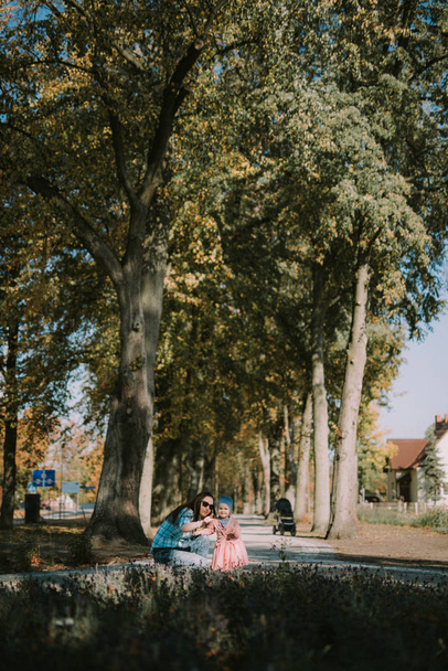 šťastné rodiny matku a dítě malá dcera běží a hraje na podzimní procházce - Fotografie, Obrázek