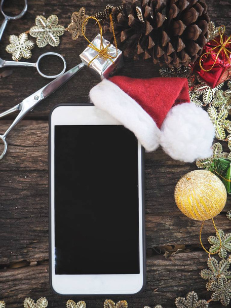 Смартфон з різдвяним капелюхом та ножицями для різання волосся
 - Фото, зображення