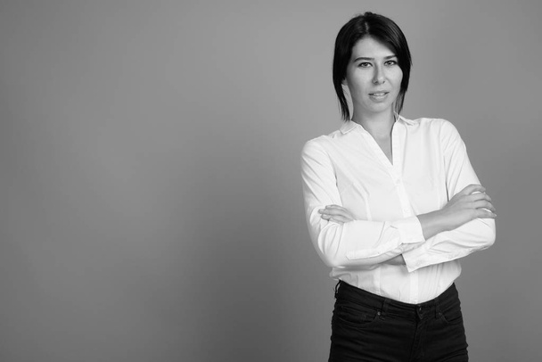 Портрет молодой красивой предпринимательницы, снятый в черно-белом
 - Фото, изображение