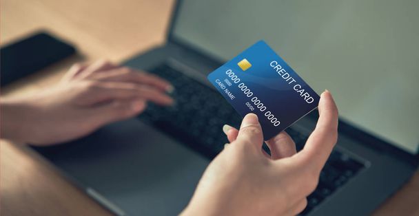 El basılı kredi kartı ve dizüstü bilgisayara ürünün ödeme kodunu girin. Kolaylık için çevrimiçi ödeme yapın. - Fotoğraf, Görsel