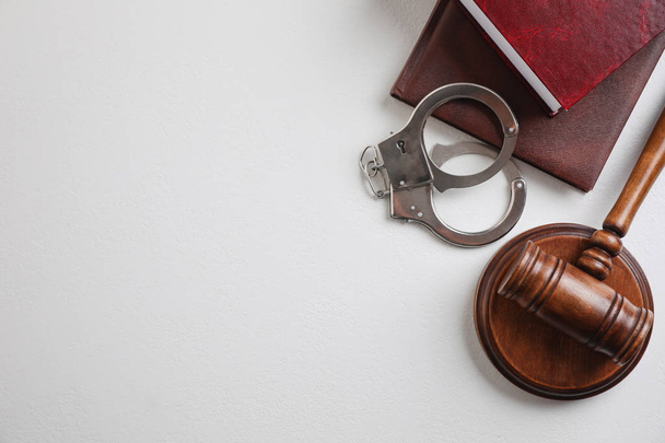 Flat lay composition with handcuffs and gavel on white background, space for text. Criminal law - Foto, Imagen