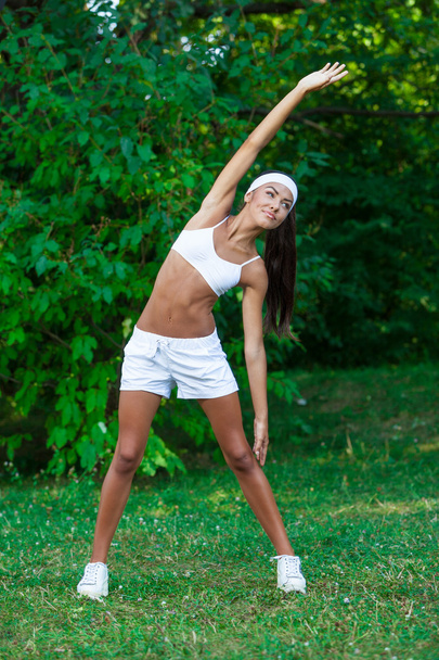Young beautiful brunette sportswoman outdoor - Valokuva, kuva