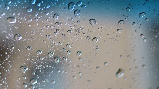 gotas de lluvia en el vaso. lluvia de otoño. grandes gotas transparentes
. - Imágenes, Vídeo