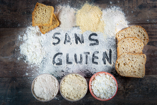 glutenvrij (sans gluten) brood en meel op houten achtergrond - Foto, afbeelding
