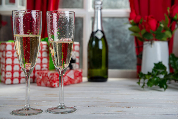 Christmas decoration with two glasses of champagne - Foto, Imagem