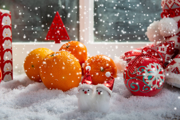Рождественская концепция с апельсинами со снежинками, деревянное окно ба
 - Фото, изображение