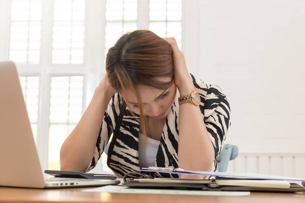 Office-Syndrom-Konzept, asiatische Frau hat ein gesundes Problem mit einem Teil des Körpers Arm Schulter Kopf Hals nach harter Arbeit gesund zurück. - Foto, Bild