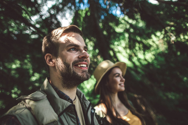 Traveler cheerful couple standing in green forest - Fotografie, Obrázek