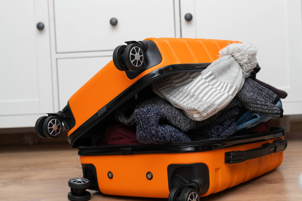 Travel, suitcase, apartment - Foto, afbeelding