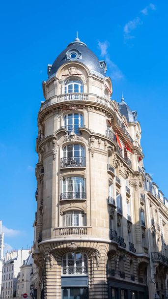 パリ、中心部の狭い建物、典型的なパリのファサードと窓 - 写真・画像