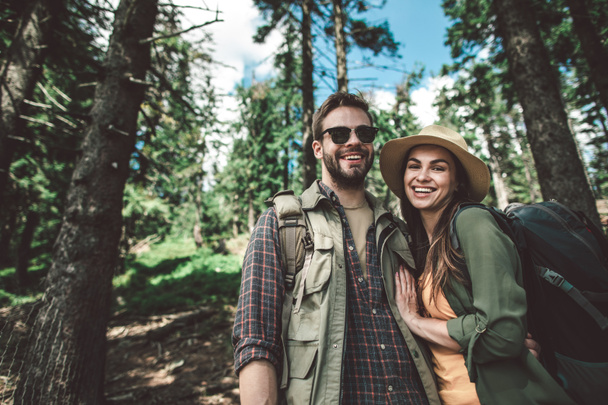 Couple de voyageurs profitant de leur promenade en forêt
 - Photo, image