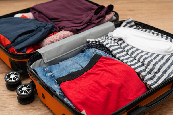 Travel, suitcase, apartment - Foto, Bild