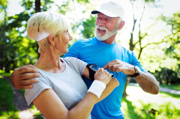 Sportliches Senioren-Paar hält sich mit Laufen und Joggen fit - Foto, Bild