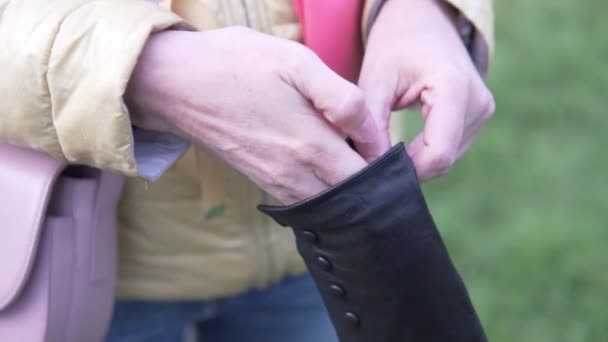 Une femme met un gant de cuir sur sa main
. - Séquence, vidéo