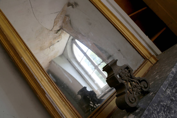 Красивое деревянное зеркало в старом здании без людей
 - Фото, изображение