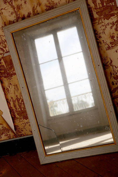 Bellissimo specchio cornice in legno in vecchio edificio senza persone
 - Foto, immagini
