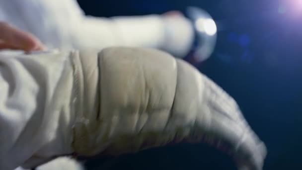 Urheilu tyttö miekkailija laittaa epee käsine aidat salissa
 - Materiaali, video