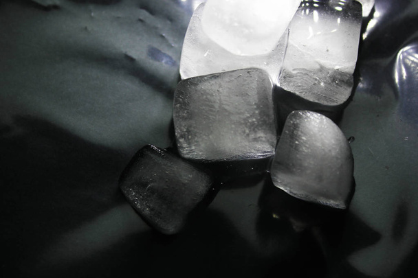 Cubos de gelo sobre fundo preto - Foto, Imagem