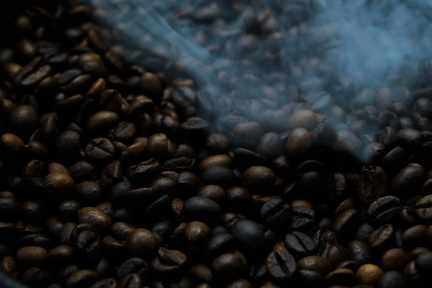 Kávová zrna se pečou na pánvi - Fotografie, Obrázek