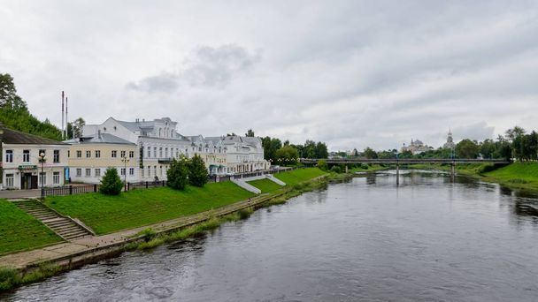 Torzhok, Rusia - 2 de agosto de 2016: Río Tvertsa
 - Foto, imagen