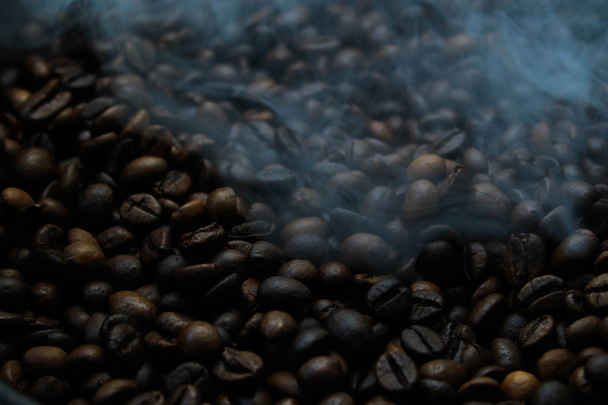 Οι κόκκοι του καφέ ψήνονται σε τηγάνι - Φωτογραφία, εικόνα