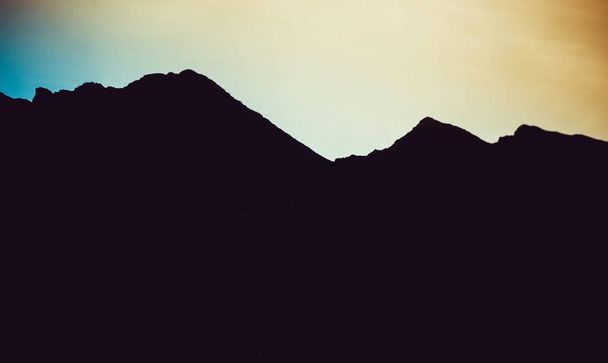 Le contour des montagnes sur le paysage du ciel bleu
 - Photo, image