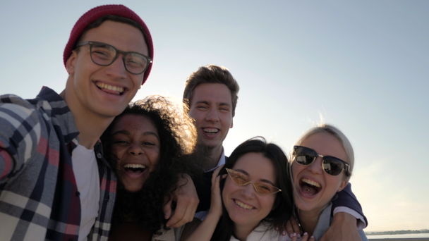 Gruppo di adolescenti multietnici felici che si fanno un selfie
. - Filmati, video