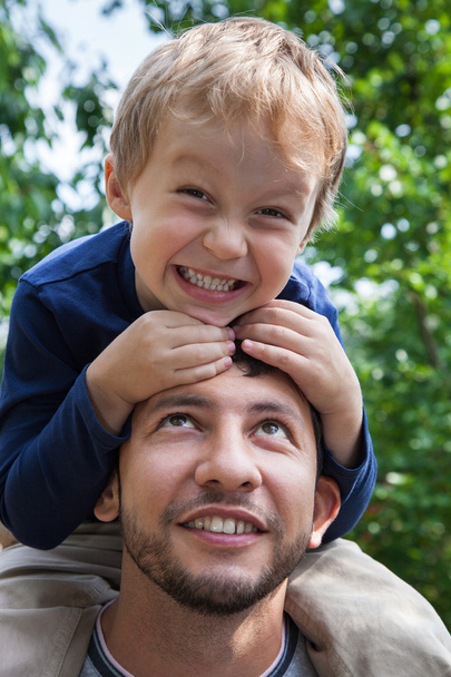 щасливий батько і син
 - Фото, зображення