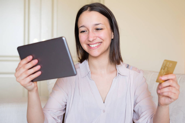 Счастливая женщина совершает покупки в Интернете
 - Фото, изображение