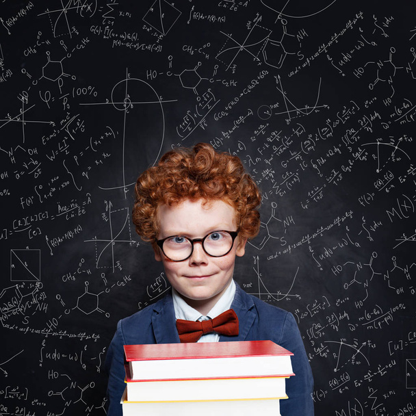 Παιδί αγόρι φοράει γυαλιά κρατώντας βιβλία - Φωτογραφία, εικόνα