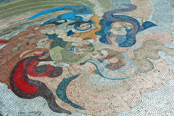 Le fragment central de mosaïque de 106 mètres carrés de Piazza Square à Batoumi, Géorgie, représentant cinq figures féminines. Il est considéré comme la plus grande mosaïque de marbre figuratif en Europe
. - Photo, image