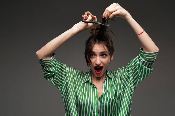 mujer joven brunnet cortó su pelo
  - Foto, Imagen
