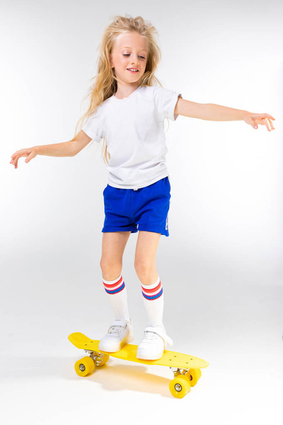 cool little girl posing with skate  - Fotoğraf, Görsel