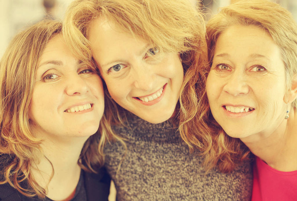 Retrato de tres hermosas mujeres de 40 años viajando juntas
 - Foto, imagen