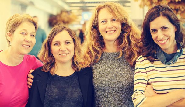 Portrait de quatre belles femmes de 40 ans voyageant ensemble
 - Photo, image