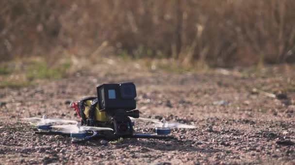 FPV versenyautó drone leveszi a szennyeződés felszíni figyelemfelkeltő por és kövek - Felvétel, videó