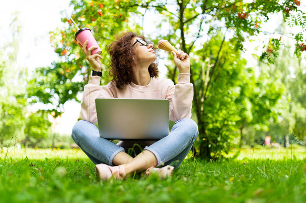 lány fagylalt, kávé és laptop szabadban - Fotó, kép
