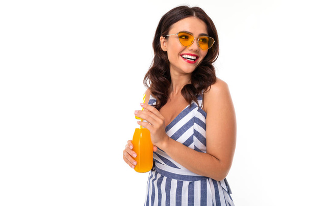 bela morena menina beber suco posando no estúdio
  - Foto, Imagem