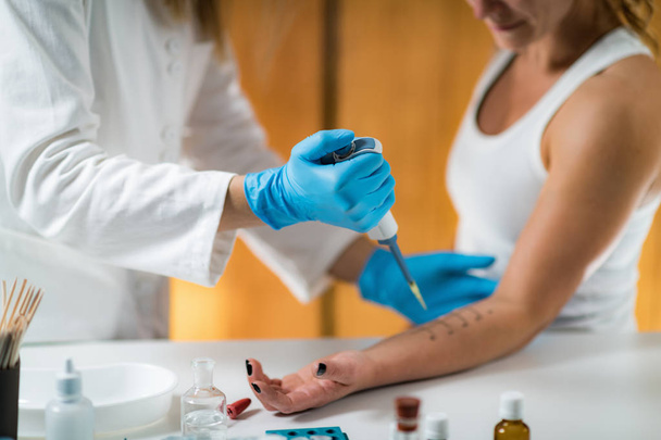 Immunoloog test allergie reactie op een Womans arm  - Foto, afbeelding