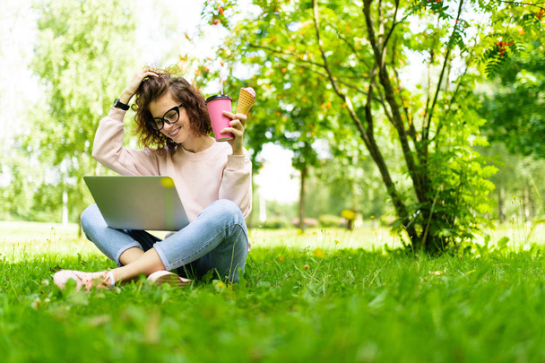 girl with ice cream, coffee and laptop outdoors - Foto, imagen