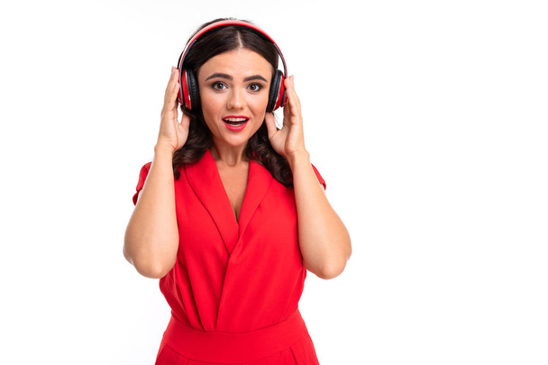 hermosa mujer en rojo escuchando música
  - Foto, imagen
