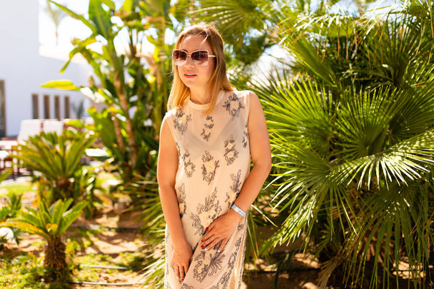 belle femme posant à l'extérieur près des palmiers
 - Photo, image