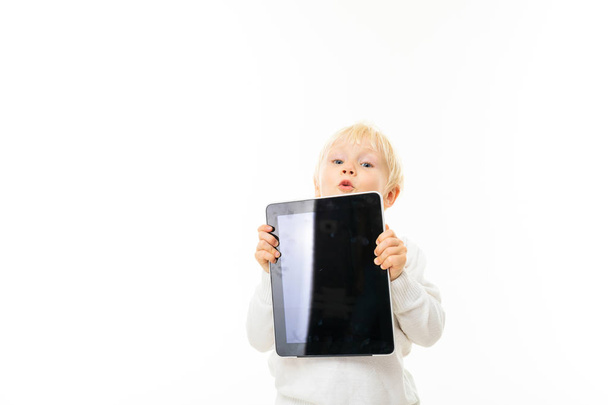 schattig jongetje holding tablet  - Foto, afbeelding
