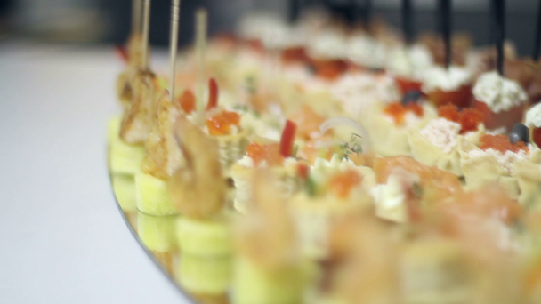 Hermoso clip de servir banquete en colores blancos
 - Metraje, vídeo