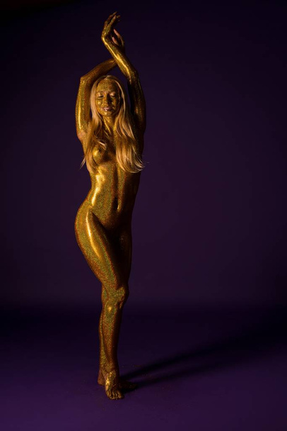 Nude blonde covered with gold glitter view - Valokuva, kuva