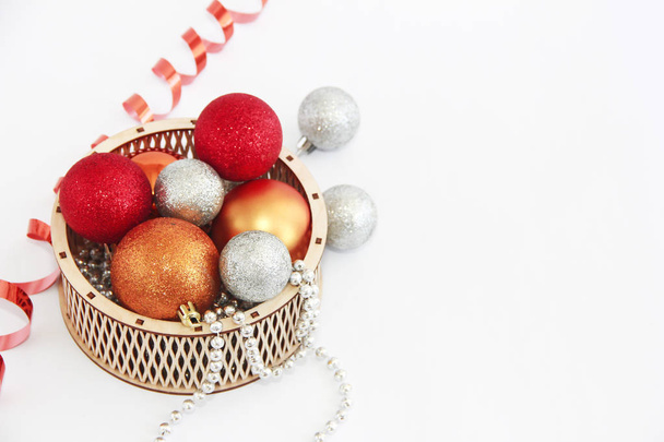błyszczące wielokolorowe kulki świąteczne zabawki w ozdobnym drewnianym koszyku na wakacje nowy rok - Zdjęcie, obraz