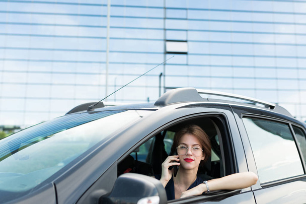 nuori kaunis nainen poseeraa autossa
  - Valokuva, kuva