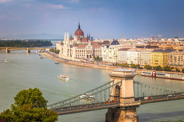 Budapešť, panoramatický pohled na budovu maďarského parlamentu. - Fotografie, Obrázek