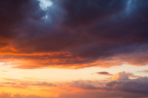Burza chmur o zachodzie słońca w jasnych kolorach - Zdjęcie, obraz